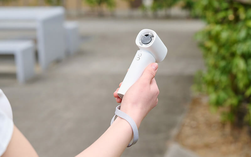 気軽に持ち運べるコンパクトサイズ。落下を防止するストラップ付き