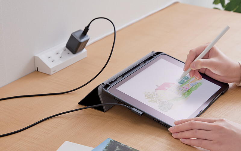 L字コネクターで接続とやわらかケーブルとの組み合わせで、デスク周りがすっきりした配線に！