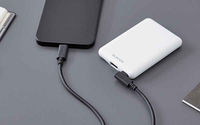  大きく飛び出さないL字タイプと抜き挿ししやすいストレートタイプのコネクターを片側ずつ採用