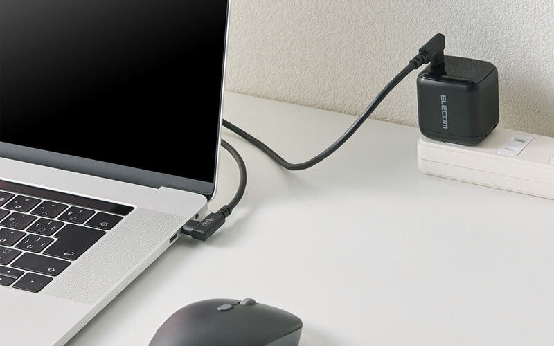 両端ともL字コネクターを採用し、やわらかケーブルとの組み合わせで、デスク周りがスッキリ