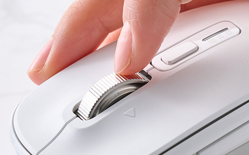 ホイールの回転スピードによって、高速スクロールと1行単位のスクロールを自動で切り替える「スマート高速スクロール」を搭載