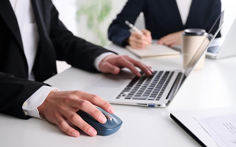 主要6ボタンは静音仕様、静かなオフィスやカフェ、リビングなどで周囲を気にせず使えます