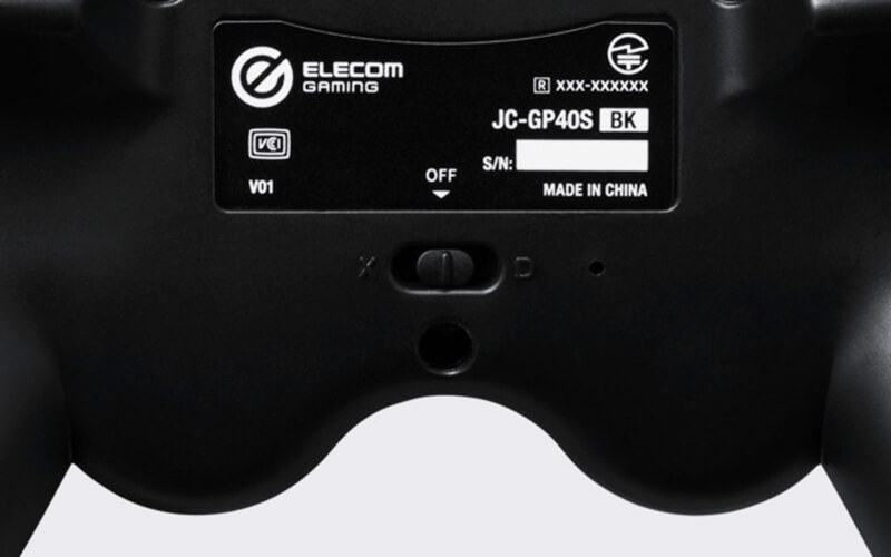 背面のスライドスイッチで、XInputとDirectInputの切り替えや電源オフが可能