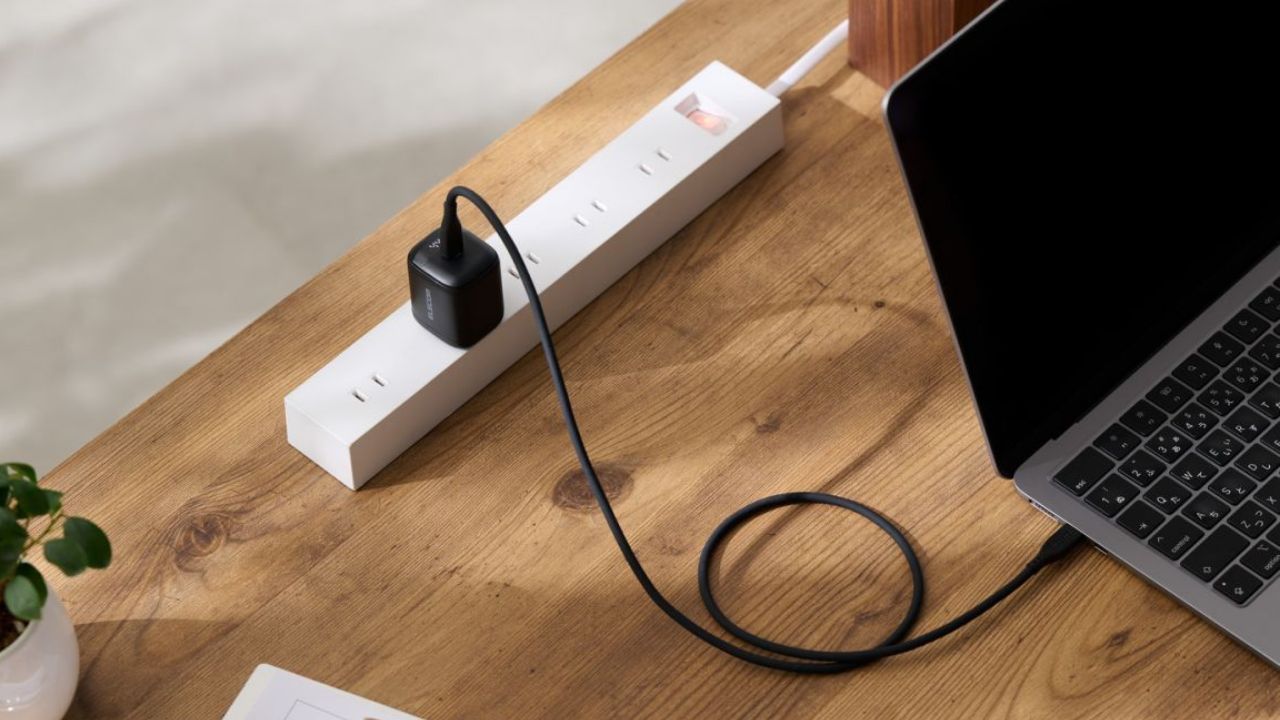 スマートフォンから、ノートパソコンまで充電できる!電力ディスプレイ付き AC充電器 (45W/C×1)