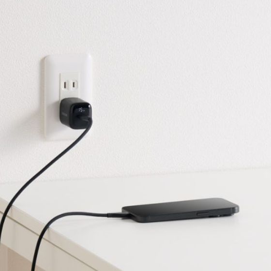スマートフォンから、ノートパソコンまで充電できる!電力ディスプレイ付き AC充電器 (45W/C×1)