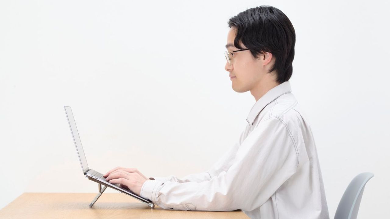 高さ・角度を6段階で調整でき、快適なポジションで作業が可能