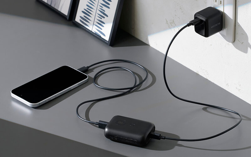 本製品とスマートフォンを一緒に接続して充電できる