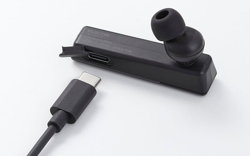 USB Type-Cポートを搭載、付属の充電ケーブルなどで充電可能