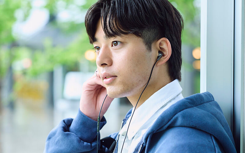 リモコンマイク付きで音楽を聴くだけでなく、通話にも使用可能
