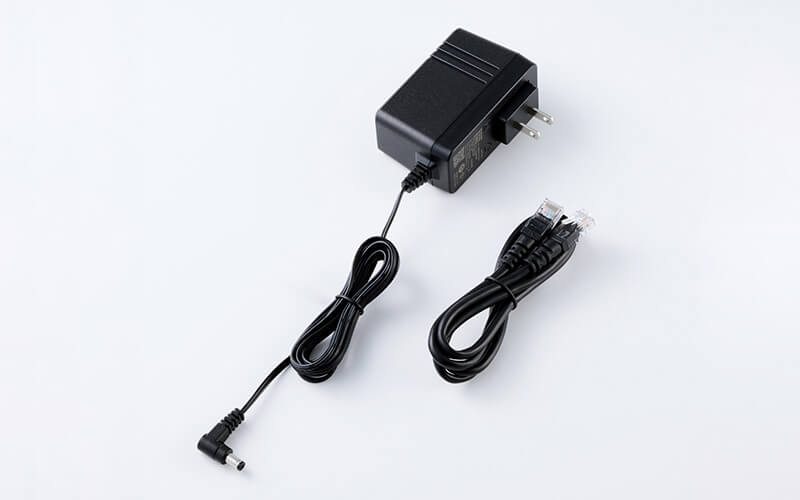 付属の専用ACアダプターとLANケーブル