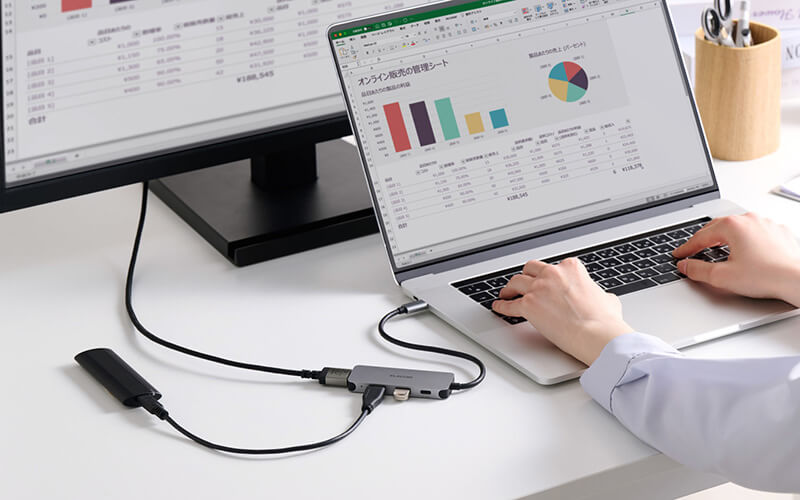 外部への映像出力やUSB 5Gbps対応のUSB-A×2ポートを装備。同時にUSB Power Deliveryによるパソコンの充電も可能