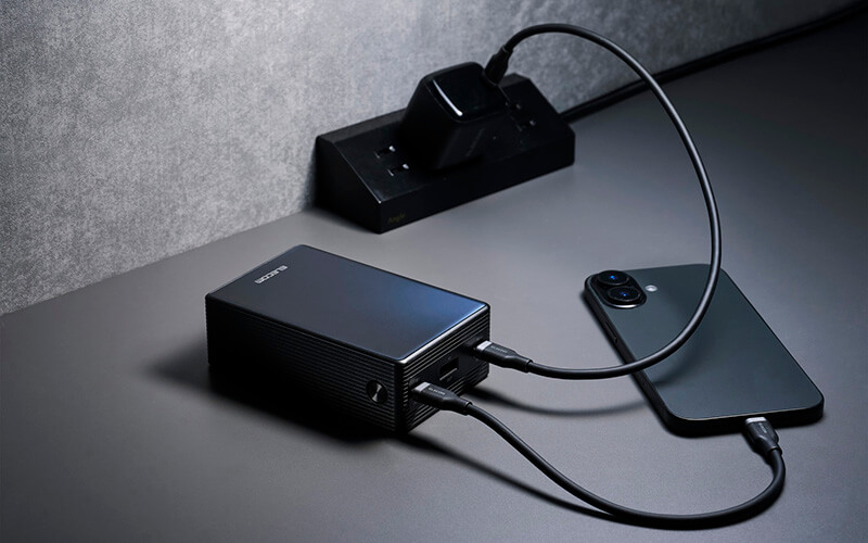 モバイルバッテリーとスマートフォンを一緒に充電できる