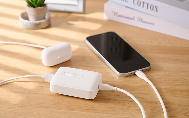 USB Type-CとUSB-Aの2ポートを搭載し、2台の機器を同時に充電可能