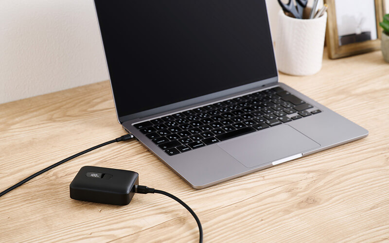 コンパクトなのにUSB Power Delivery 30Wに対応、対応するノートパソコンなどの充電も可能