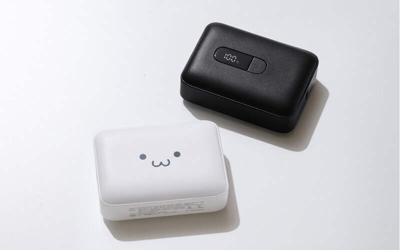ブラックのほか、ホワイトにかわいい『しろちゃん』のイラストをプリントしたモデルをラインアップ