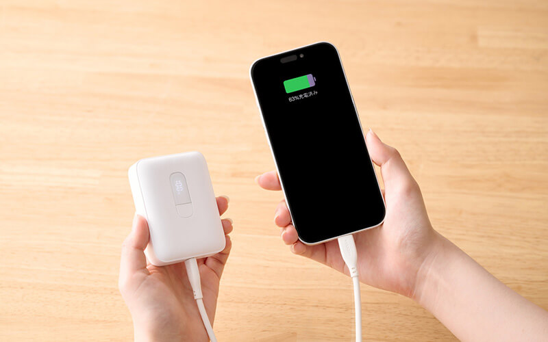 スマートフォン本体よりも小さい、カードサイズのコンパクトな本体