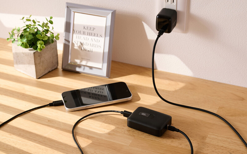 本製品とスマートフォンを一緒に接続して充電できる