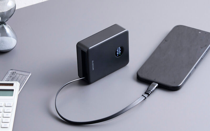 一体型ケーブル(USB Type-C)を使って、スマートフォンなどの充電が可能