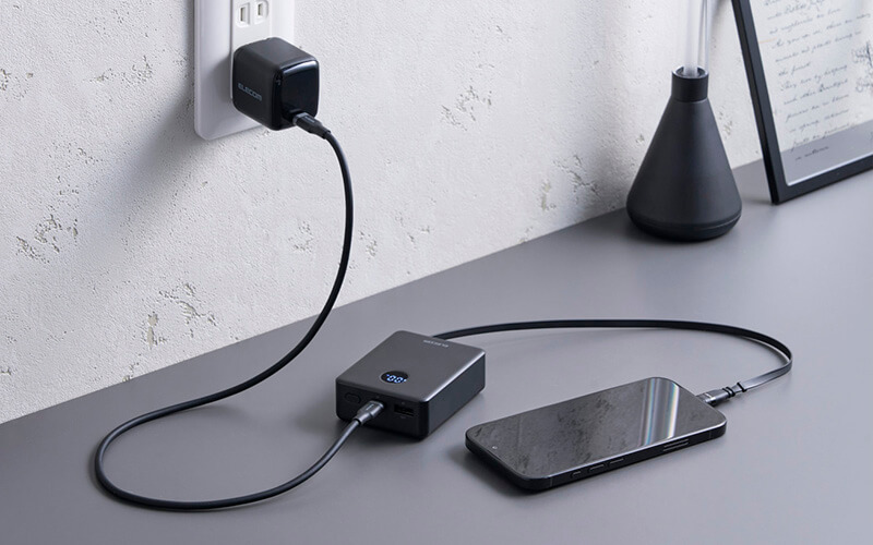 本製品とスマートフォンを一緒に接続して充電できる