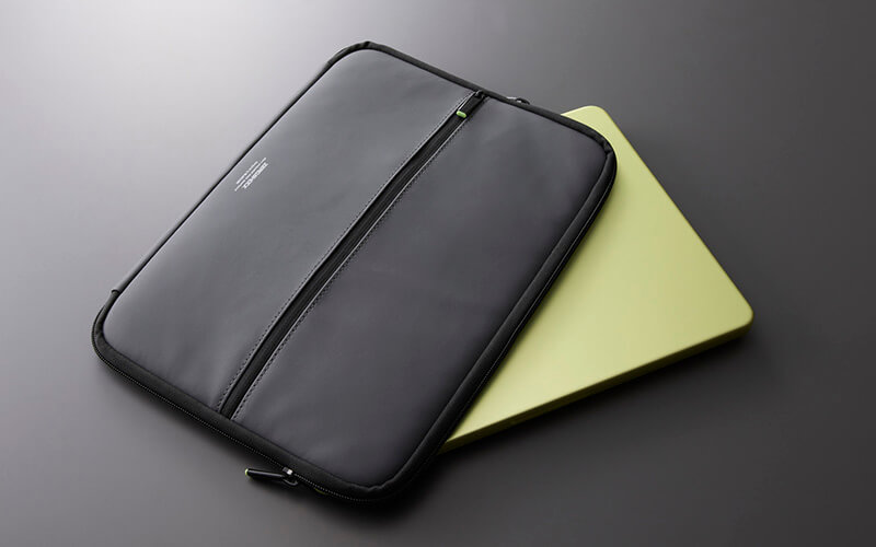 MacBook Neo(13インチモデル)専用設計で、本体をぴったりと収納できる