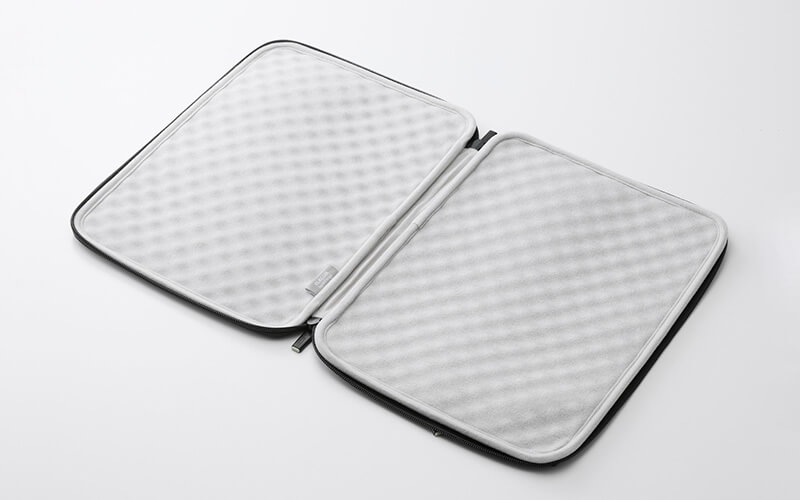 フルオープンタイプだからMacBook Neoを出し入れしやすい