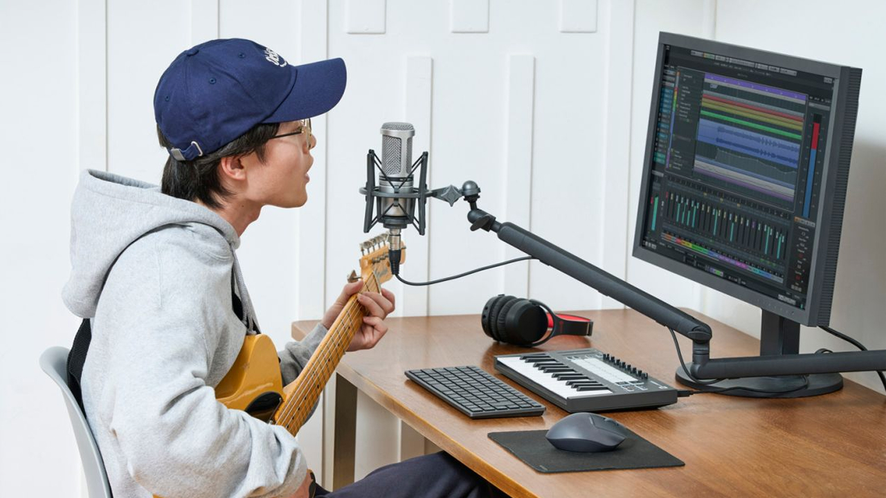 モニター下からすっきり設置、デスクを広く使える!マイク用アームスタンド(ロープロタイプ)