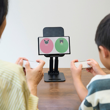 コンパクトに折り畳めて、収納や持ち運びに便利!タブレット用デスクスタンド(据え置きタイプ)