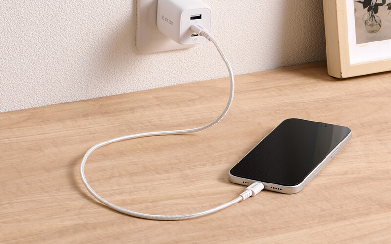 各種端末やモバイルバッテリーなどの充電ができる両端USB Type-Cコネクター採用ケーブル