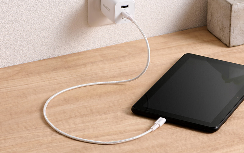 最大60W(20V/3A)対応、スマートフォンやタブレット、ノートパソコンの充電が可能