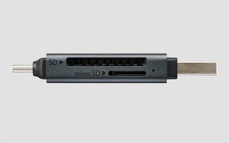 SDカードとmicroSDカードに対応。同時に挿し込んで相互のデータ交換も可能