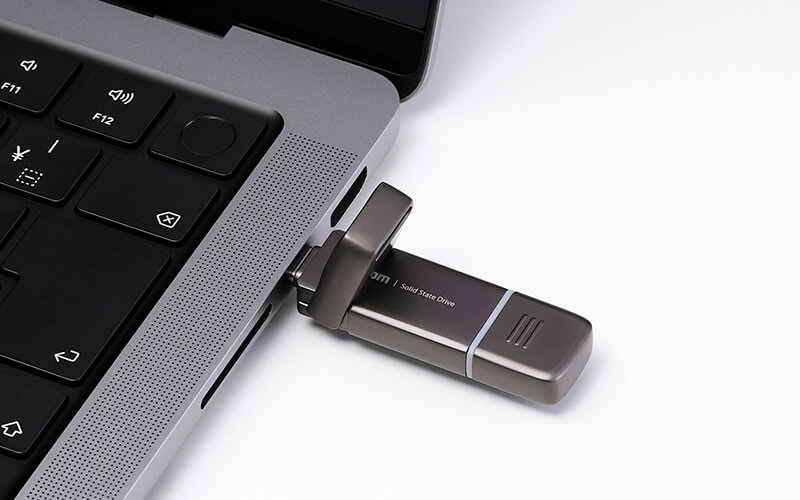 USB Type-Cコネクター側の使用イメージ。フリップキャップを上方向に起こして開けて挿し込みます