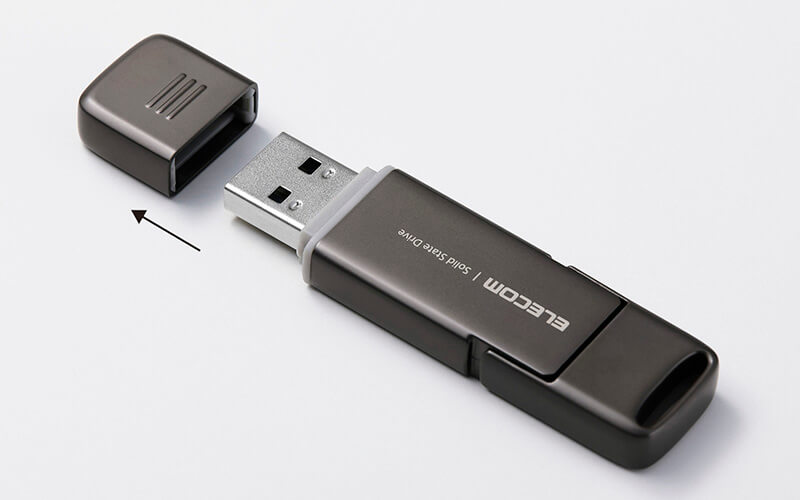 USB-Aコネクター側はキャップを外して挿し込みます
