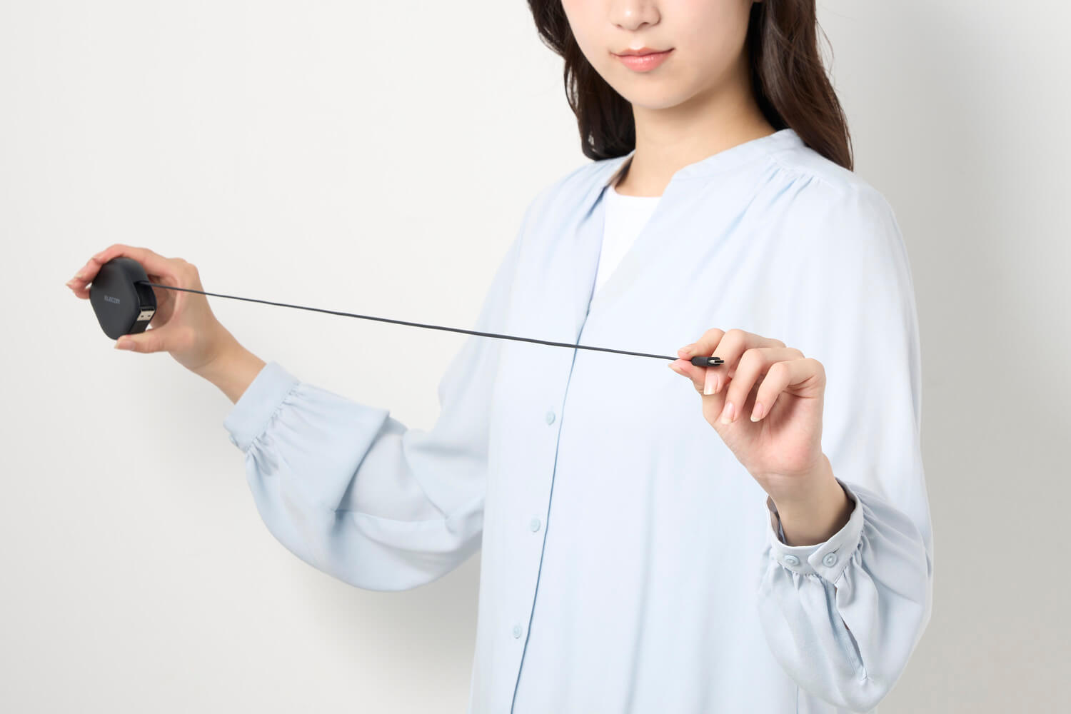 片側のコネクターをシュルッと引き出して、お好みの長さに調節可能