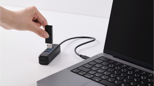 マグネット固定と4ポート搭載で、デスク周りをスッキリ快適に