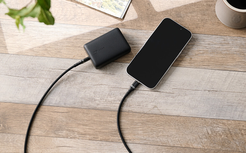 絡みにくく取り回しやすいので、モバイルバッテリーからの充電もスマートに！