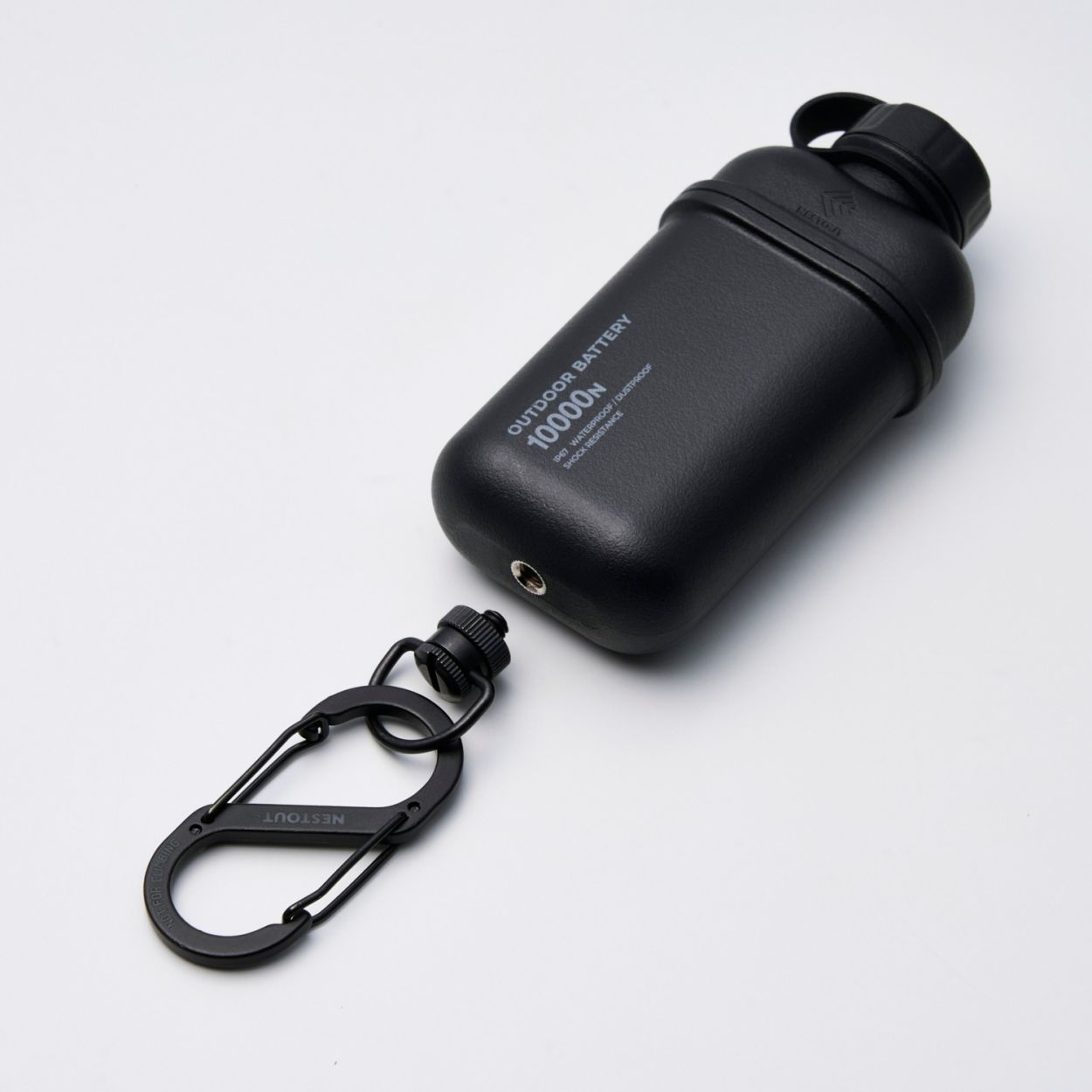 「NESTOUT モバイルバッテリー」をカラビナで手軽に持ち運べるバッテリーマウント