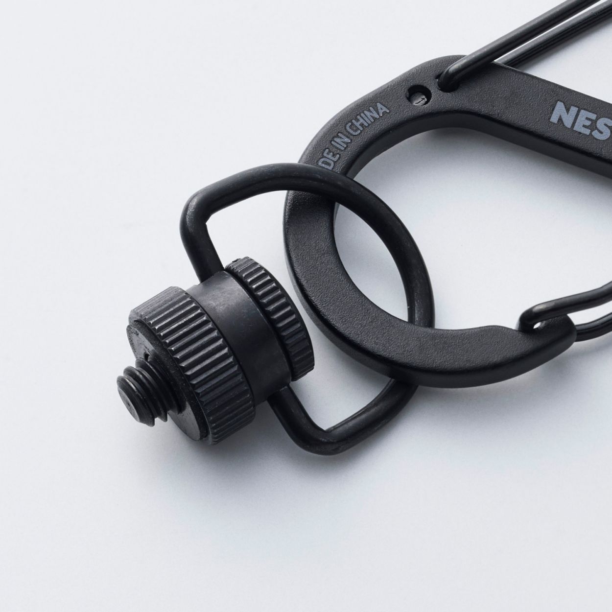 「NESTOUT モバイルバッテリー」をカラビナで手軽に持ち運べるバッテリーマウント
