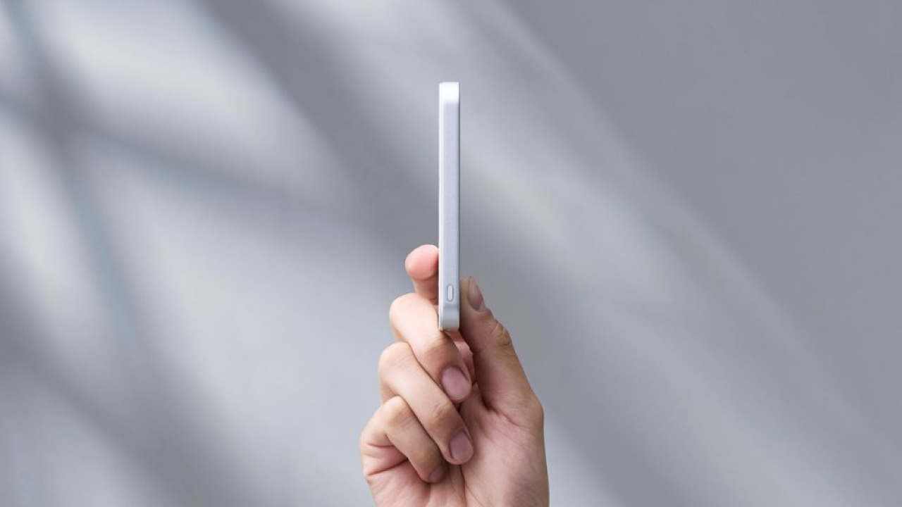 薄さ約8.5mmでQi2最大15Wワイヤレス充電に対応した5000mAhモデル