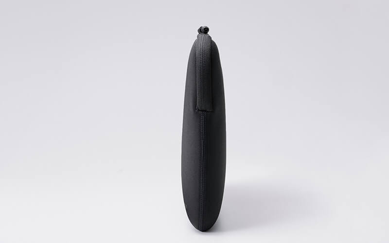 バッグにすっきり収納できるスリム設計