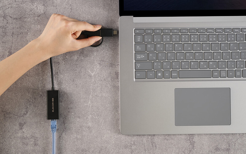 パソコンのUSB-AまたはUSB Type-Cポートに挿すだけでOK