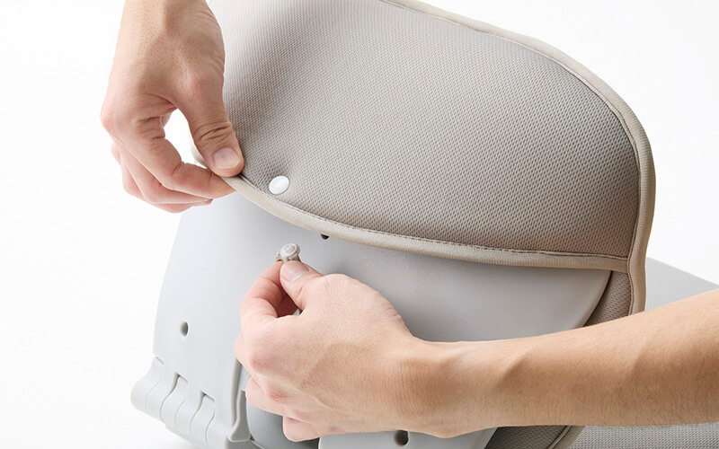 座面クッションだけでなく、腰サポートも取り外して水洗いが可能