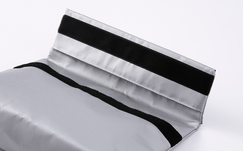 ファスナーは使わず、開口部を折ってしっかり塞ぐ