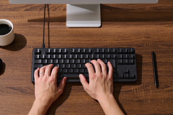 軽やかで心地よい打ち心地を実現したメカニカルキーボード
