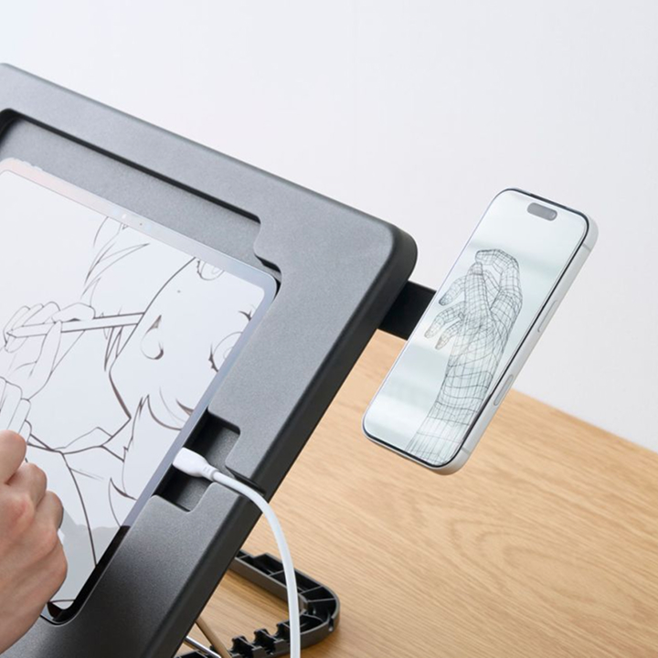 マグネット式スマホスタンドで、参考資料を見ながら描画