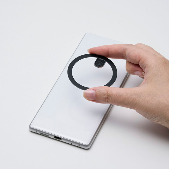 マグネット式スマホスタンドで、参考資料を見ながら描画