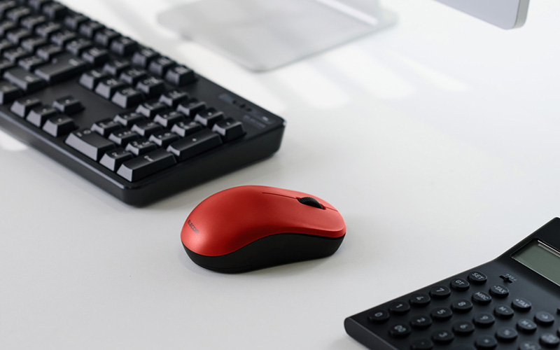 カラーは、ブラック、ブルー、レッド、ホワイトの4色をラインアップ