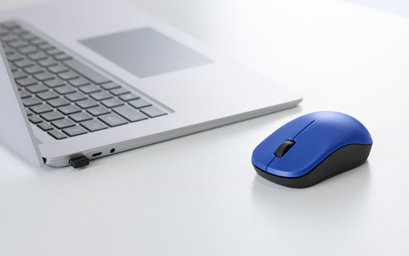 付属のレシーバーをUSBポートに挿すだけ。USB-Aポート用は4種類のカラーを選択可能