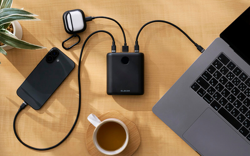 複数端末の同時充電も可能 写真：DE-C98L-12000BK(ブラック)