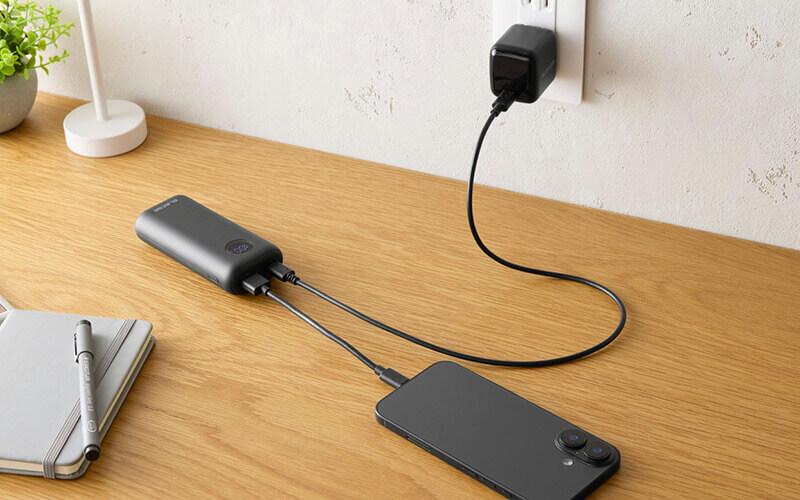 パススルー充電に対応し、バッテリーの劣化を抑えて機器の充電が可能