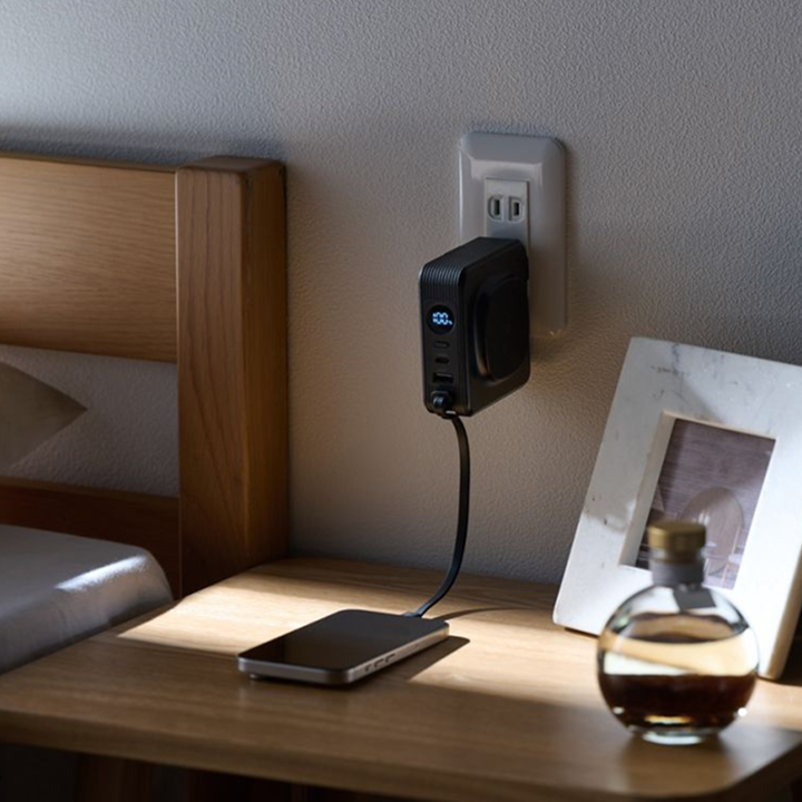 充電まわりをこれ1台に!4つの機能を集約した"4in1モバイルバッテリー"